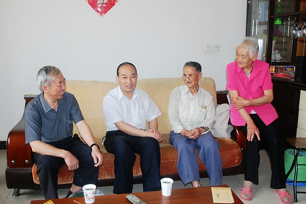 商洛市副市長(zhǎng)高?。ㄗ笃鸲┪繂?wèn)我校退休教師